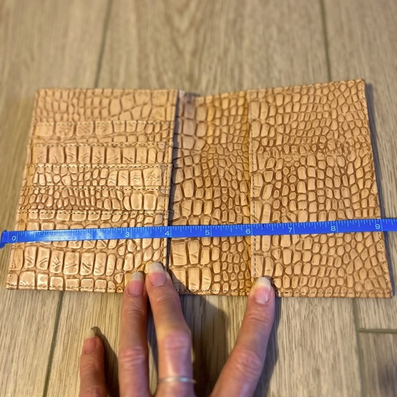 Posh show.  Liz Claiborne bi fold ladies wallet​ - Picture 9 of 9